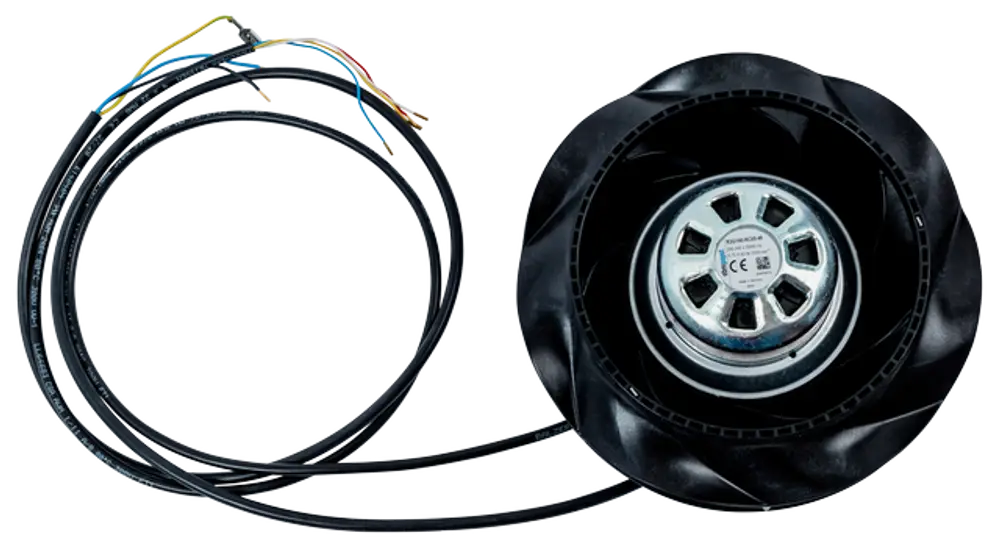 Ventilator mit schwarzer Abdeckung und mehreren elektrischen Anschlussdrähten, hergestellt von WOLF, zur Verwendung in Heizsystemen.